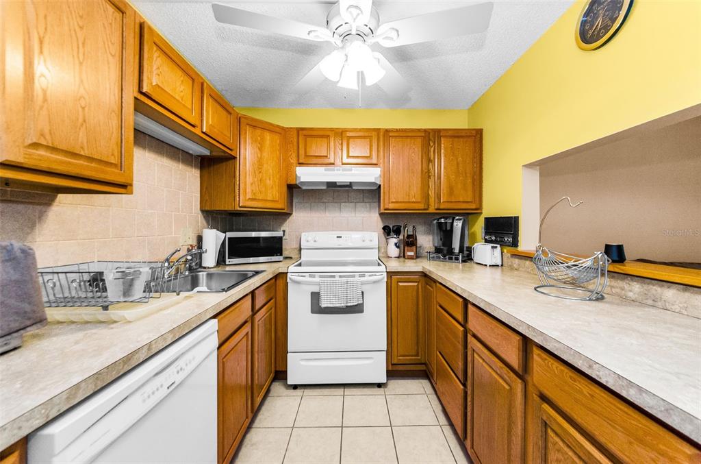 2575 Pine Ridge Way South, Unit E1 Palm Harbor, FL 34684 - Photo 8 of 25