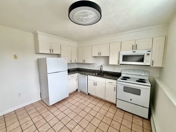 $1,900 | 900 Lexington Street, Unit B2, Waltham, MA 02452