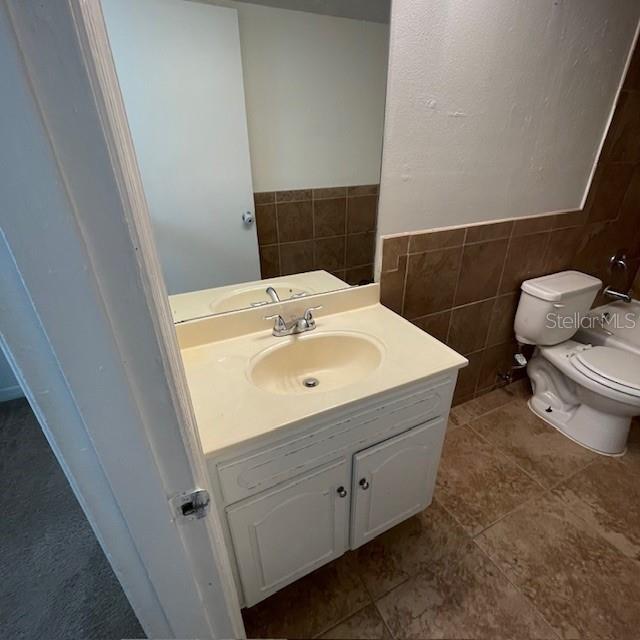 415 Wymore Road, Unit 101 Altamonte Springs, FL 32714 - Photo 12 of 15 a bathroom with a sink toilet and mirror