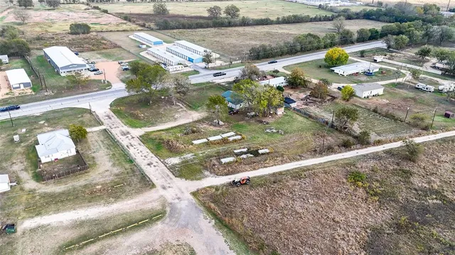 a view of a house with backyard and a tree