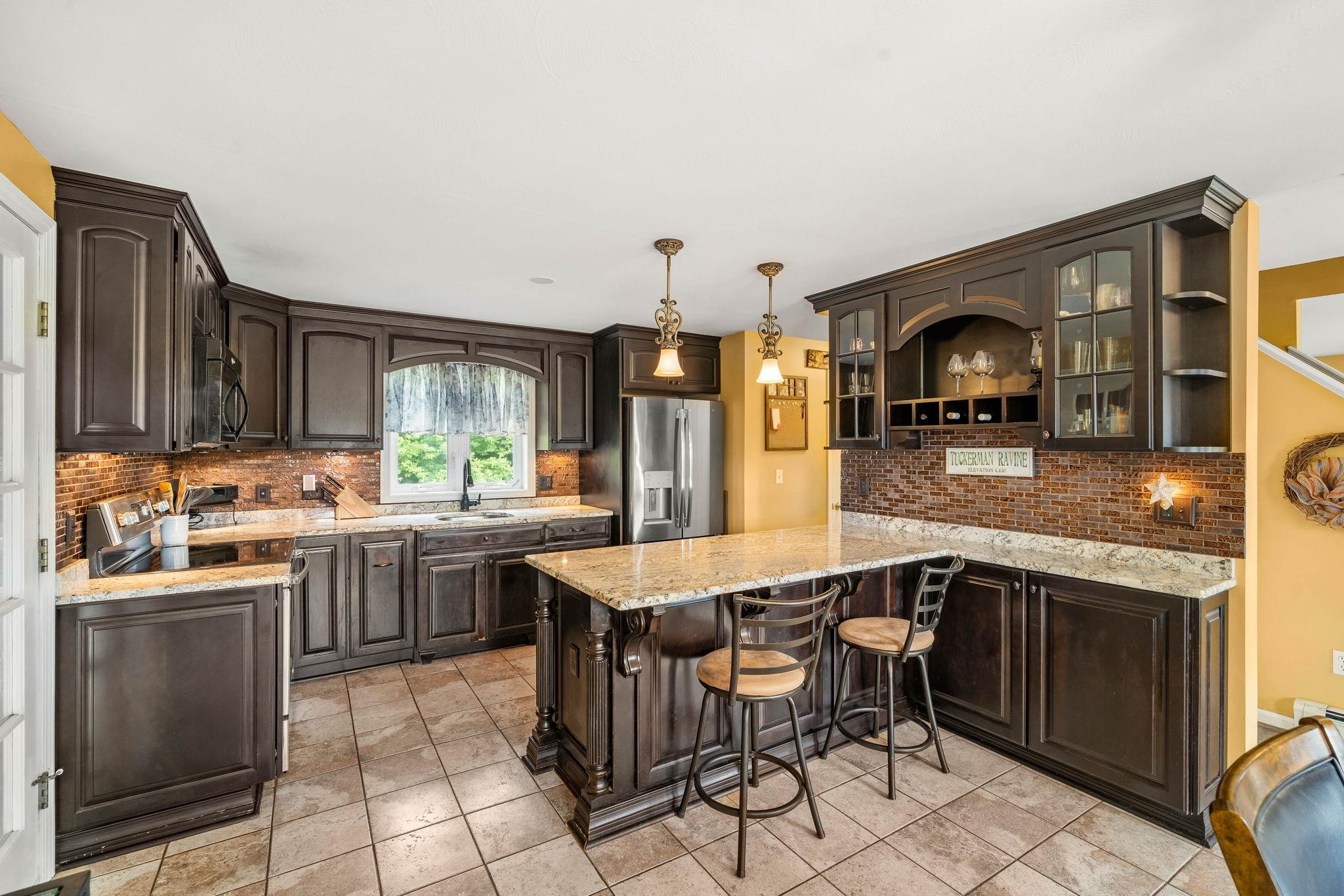 4 Squamscott Avenue Derry, NH 03038 - Photo 2 of 23