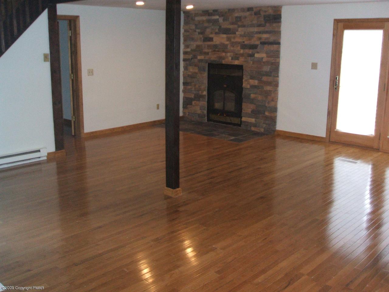 24 Ryans Road Tobyhanna, PA 18466 - Photo 6 of 19 Spacious Living Room