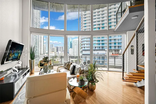 a view of entryway with outdoor seating