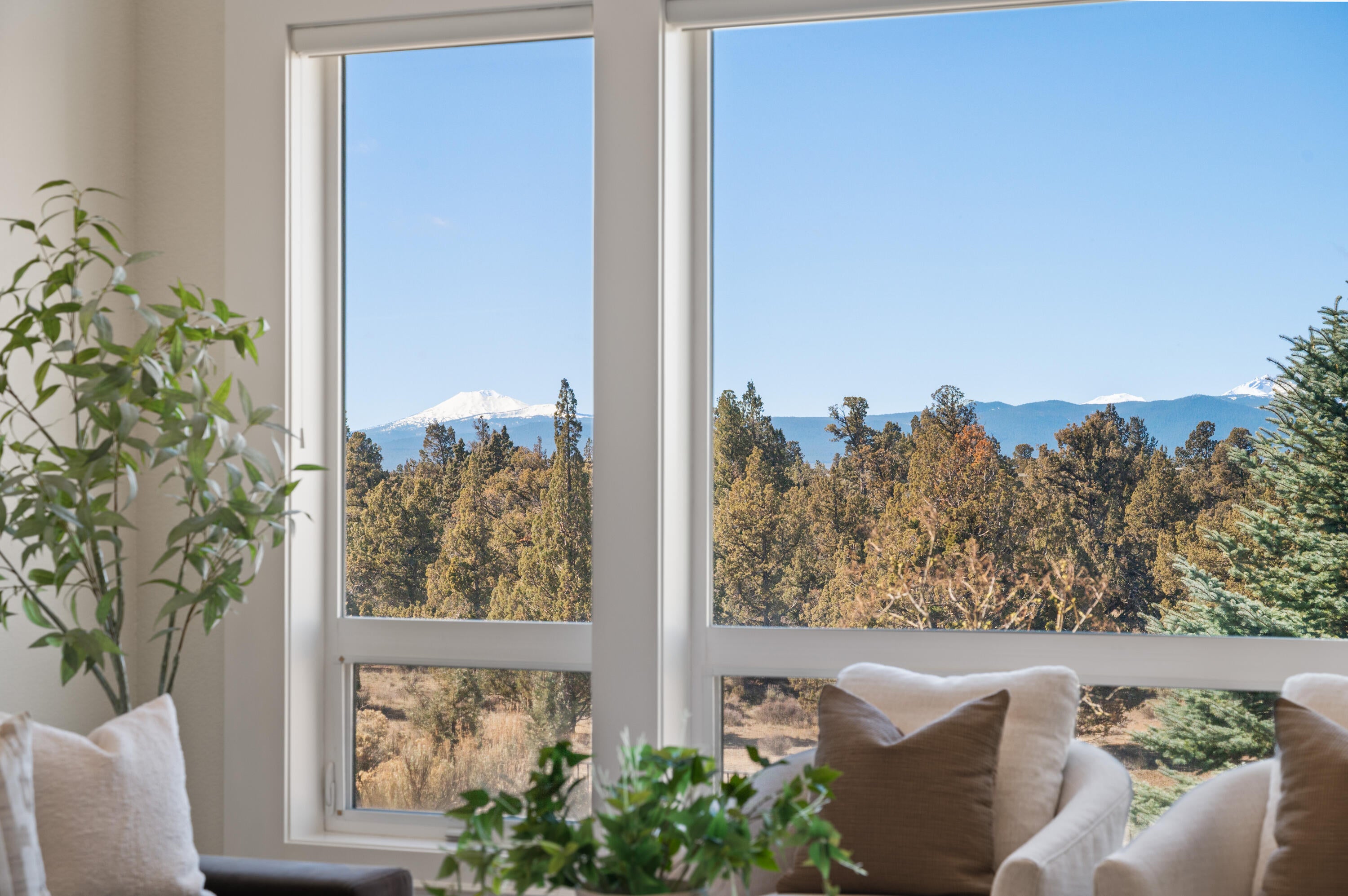 21450 Dale Road Bend, OR 97701 - Photo 10 of 75 Living Room Views