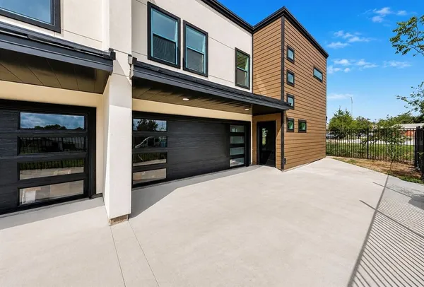 $2,400 | 1115 East Oleander Street, Fort Worth, TX 76104
