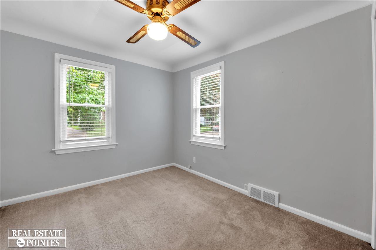 2050 Roslyn Road Grosse Pointe Woods, MI 48236 - Photo 13 of 30
