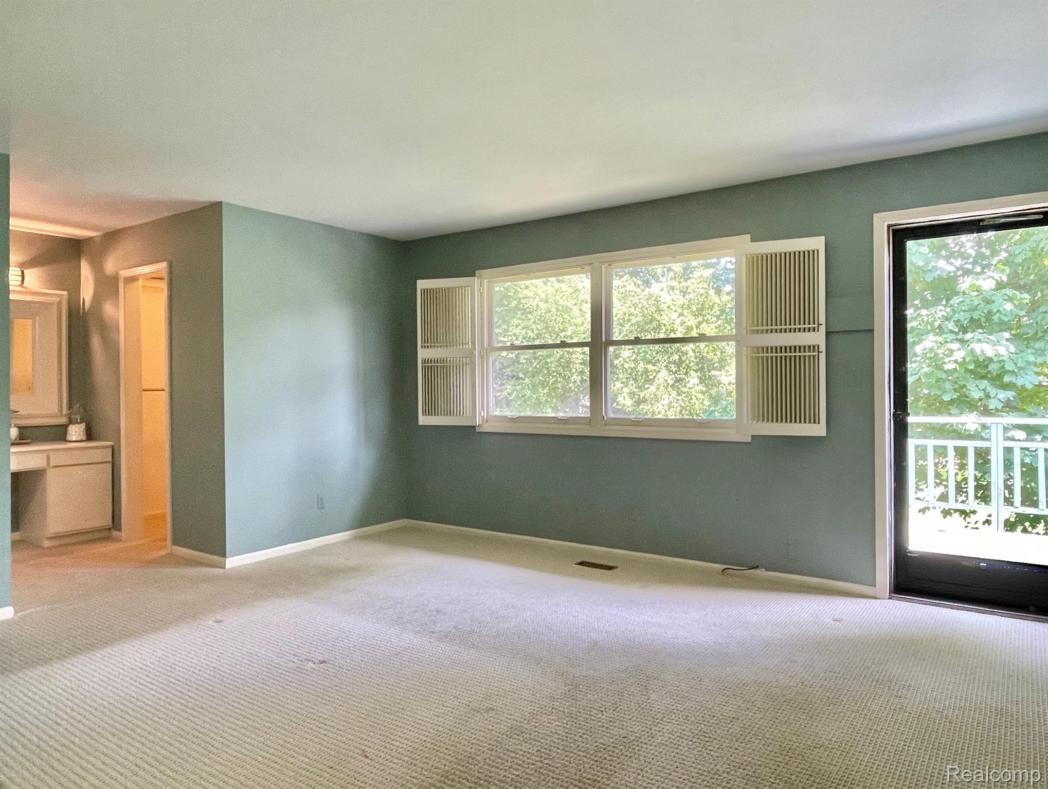 5211 Darby Circle Rochester, MI 48306 - Photo 15 of 49 Primary suite