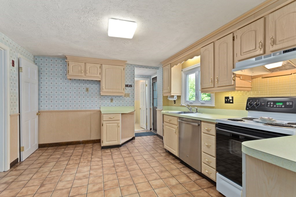 47 Outlook Road Wakefield, MA 01880 - Photo 13 of 42 Gallery Image 13