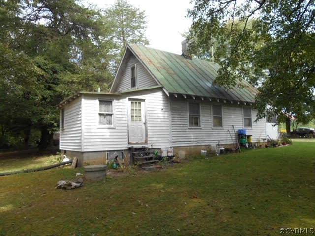 3226 Venable Road Kents Store, VA 23084 - Photo 1 of 6 a backyard of a house with table and chairs