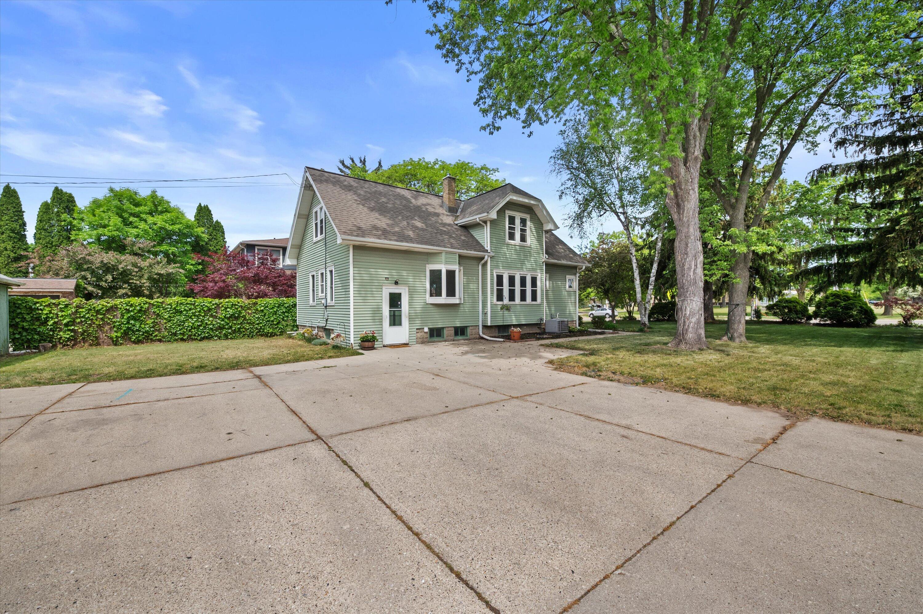 333 West Bender Road Glendale, WI 53217 - Photo 22 of 31 Patio & Driveway