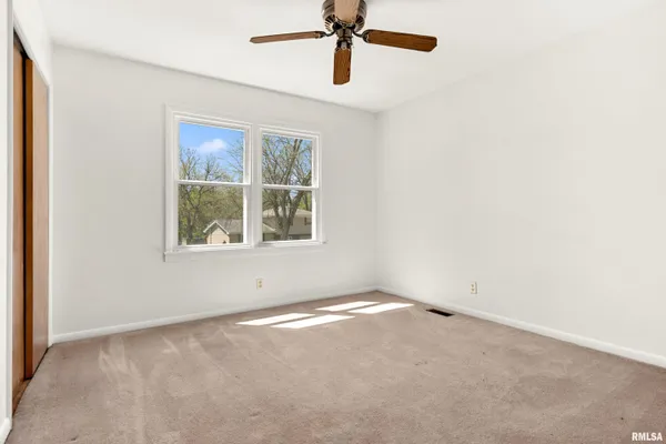 $250,000 | 2717 West Castle Court, Peoria, IL 61614