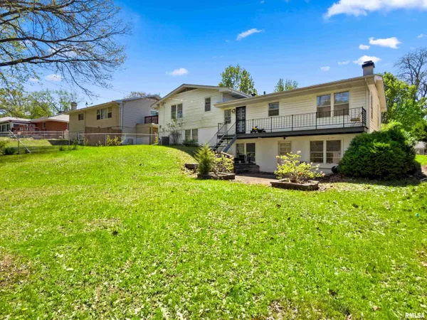 $250,000 | 2717 West Castle Court, Peoria, IL 61614