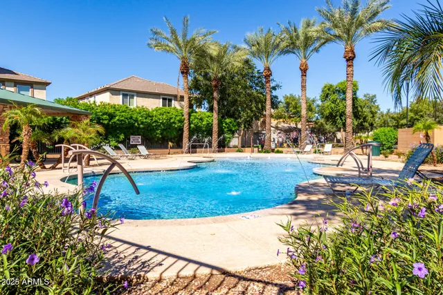 a view of a backyard