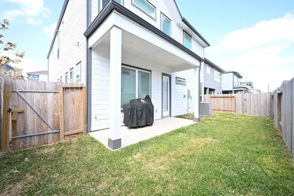 a view of a house with backyard and garden