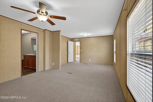 a view of empty room with a ceiling fan