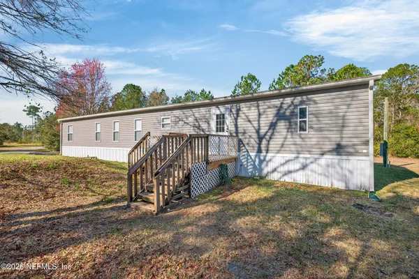 a view of a backyard