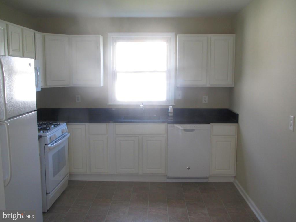902 Homberg Avenue Baltimore, MD 21221 - Photo 4 of 12 Kitchen