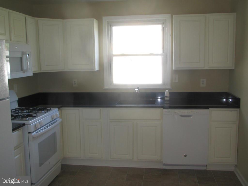 902 Homberg Avenue Baltimore, MD 21221 - Photo 5 of 12 Kitchen