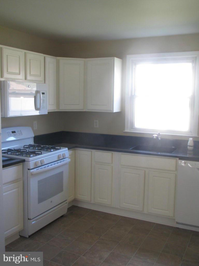 902 Homberg Avenue Baltimore, MD 21221 - Photo 6 of 12 Kitchen