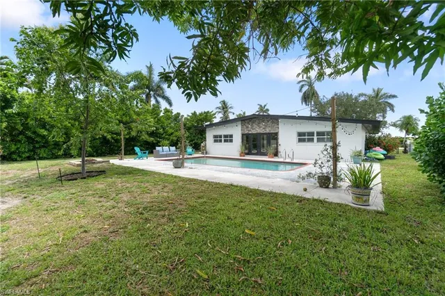 a view of outdoor space yard and porch