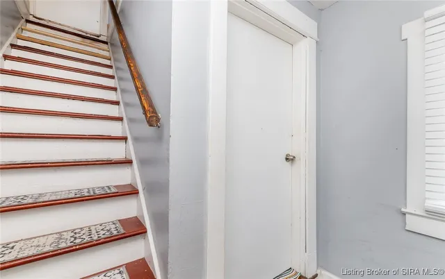 $299,900 | 1918 Charlestown Road, New Albany, IN 47150