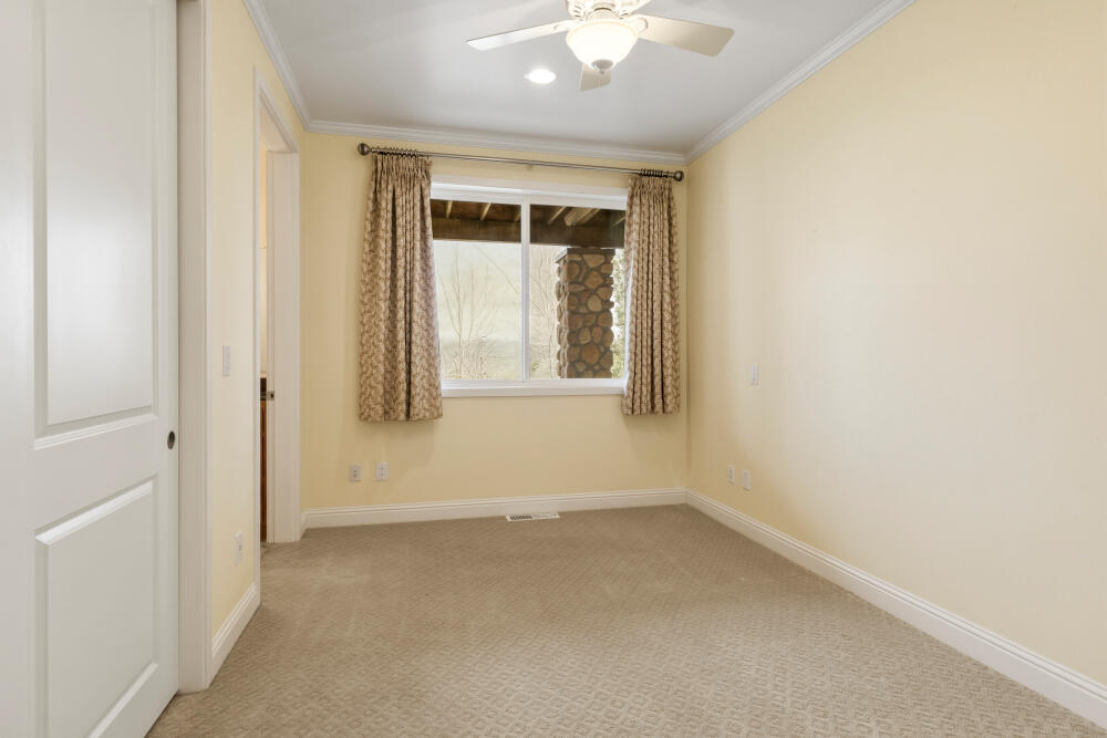 6586 Cooper's Hawk Road Klamath Falls, OR 97601 - Photo 35 of 68 an empty room with a window