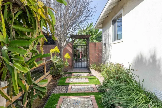 $1,133,000 | 2345 Palo Verde Avenue, Long Beach, CA 90815