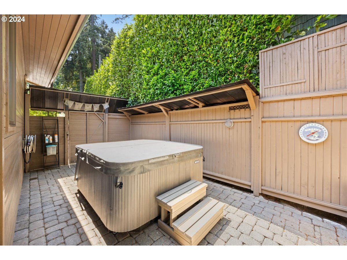 535 Middlecrest Road Lake Oswego, OR 97034 - Photo 25 of 46 Jacuzzi
