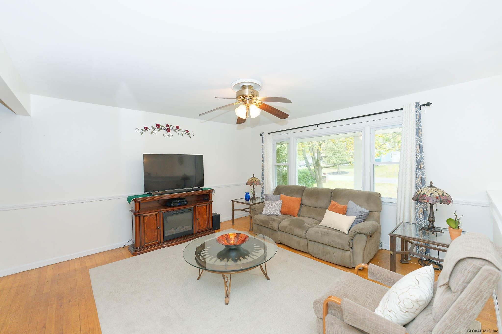 926 Randall Road Niskayuna, NY 12309 - Photo 2 of 13 Photo 2