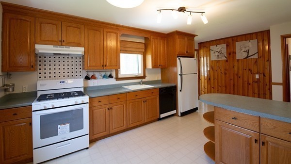 9 Standish Road Stoneham, MA 02180 - Photo 5 of 17 Gallery Image 5