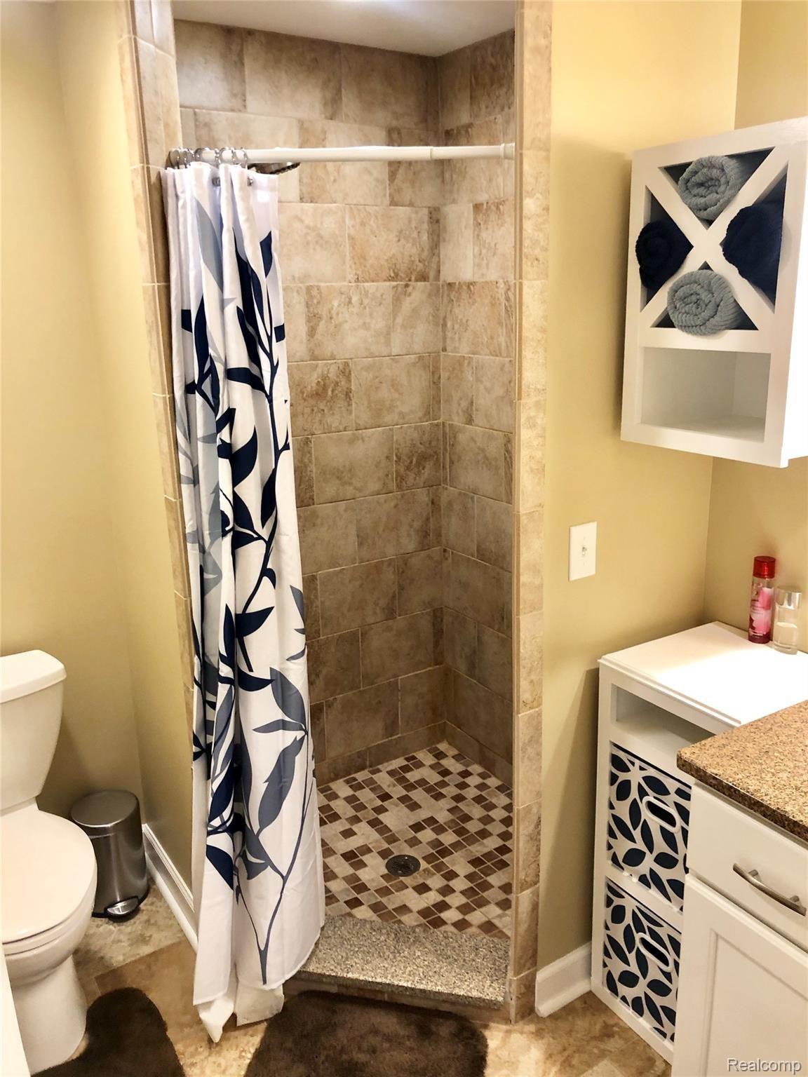 3109 Lansdowne Road Waterford, MI 48329 - Photo 16 of 41 UPDATED ENTRY LEVEL BATH
