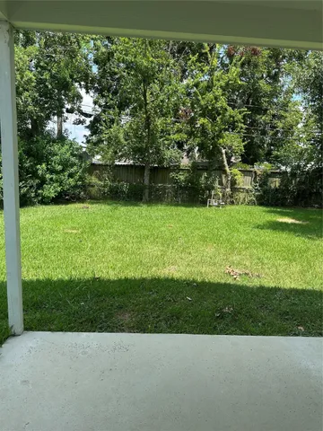 a view of yard with green space