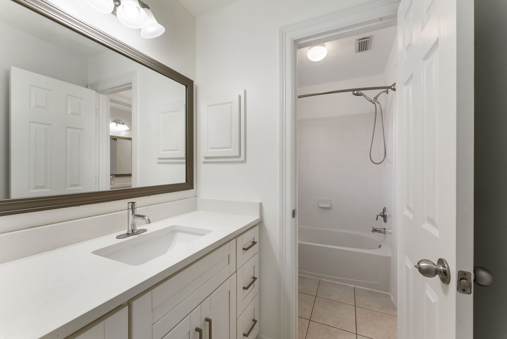 6643 Knollbridge Lane Spring, TX 77379 - Photo 26 of 50 Jack and Jill Bathroom upstairs.