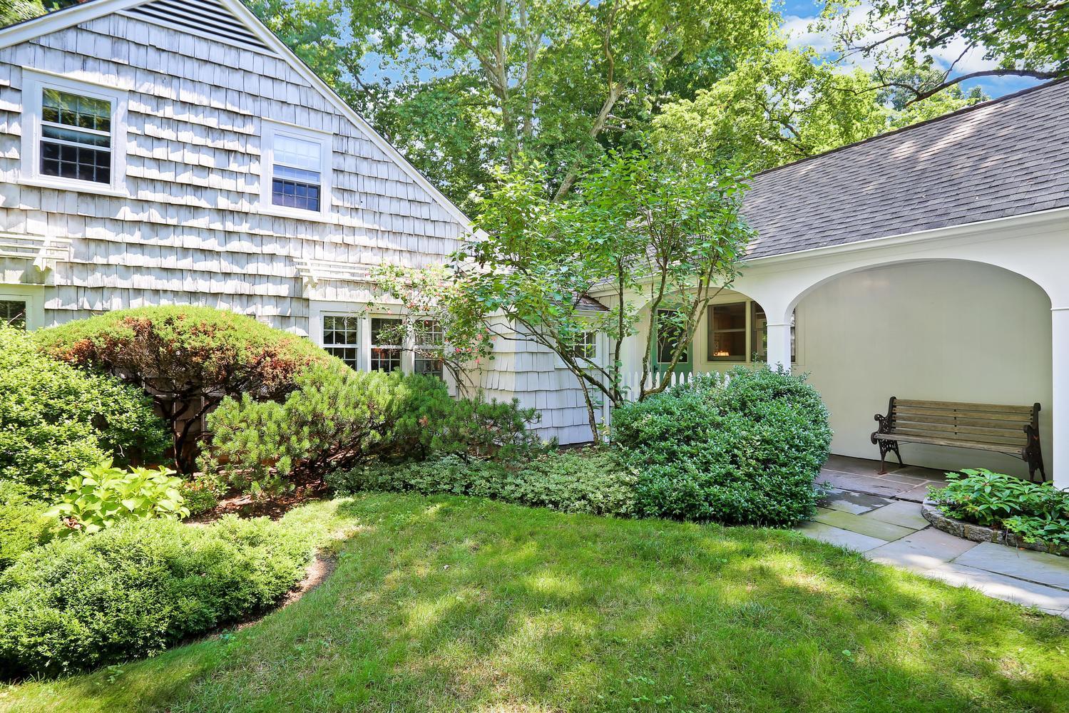 575 Silvermine Road New Canaan, CT 06840 - Photo 4 of 44 Side Entry