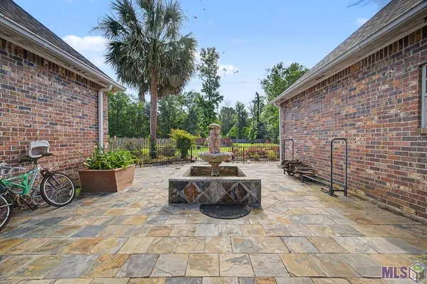 $530,000 | 35110 Stonecastle Drive, Denham Springs, LA 70706