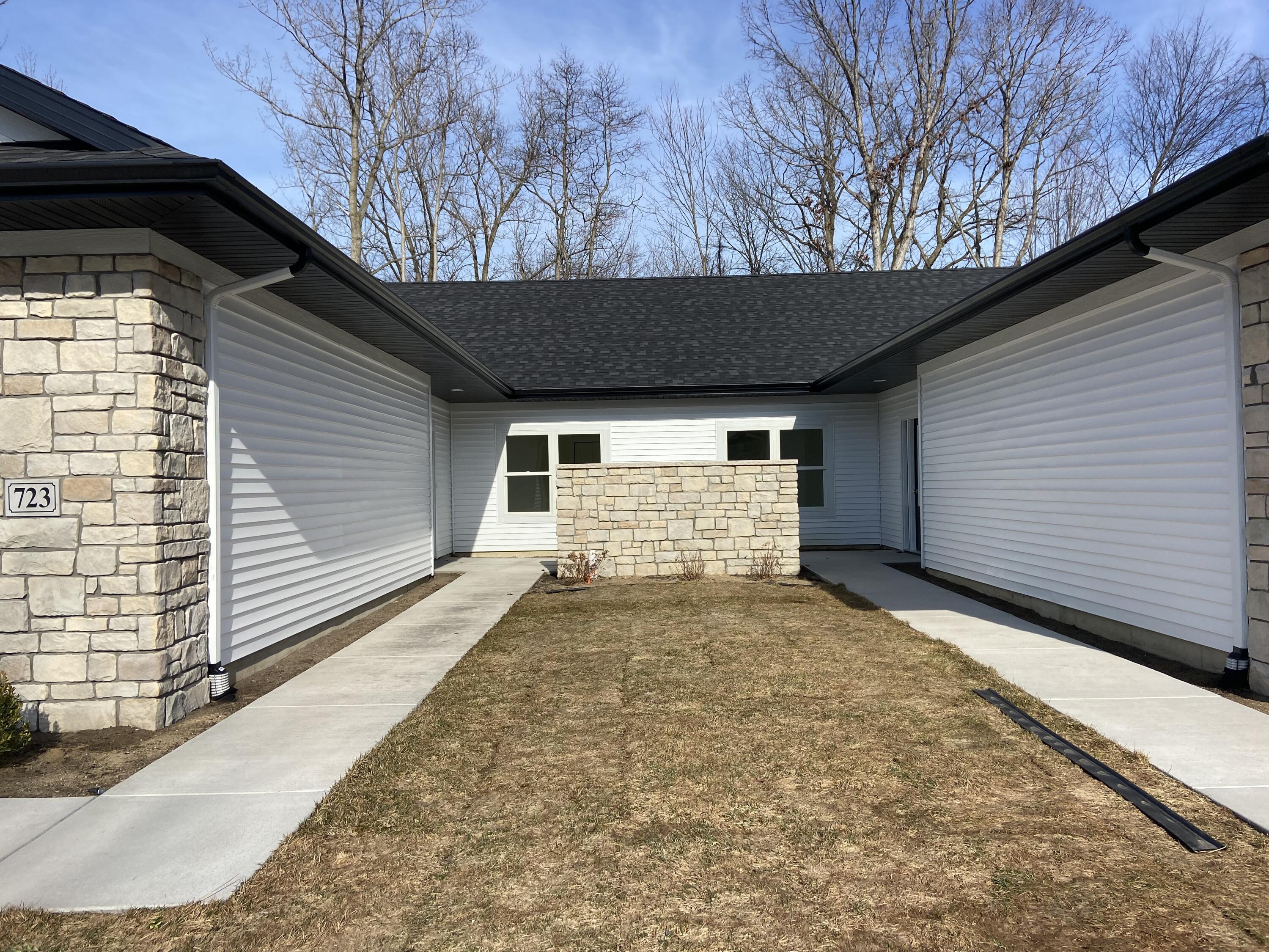 725 Violet Way St. Joseph, MI 49085 - Photo 3 of 20 IMG_5985