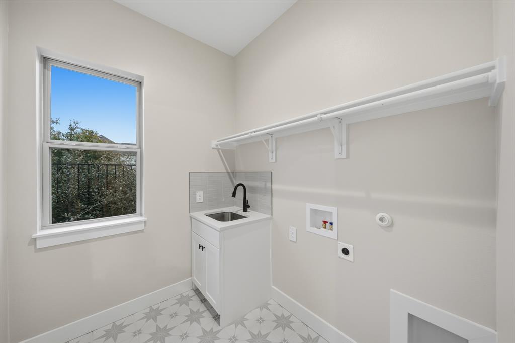 1902 Pebble Lane Rockwall, TX 75087 - Photo 17 of 35 a bathroom with a sink and a mirror