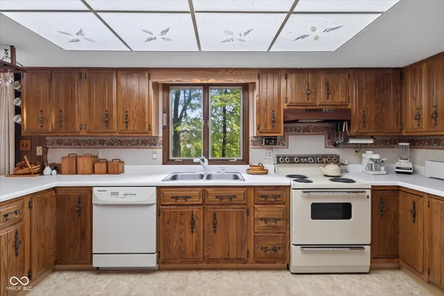 $799,000 | 8002 North Lakeview Drive, Unionville, IN 47468