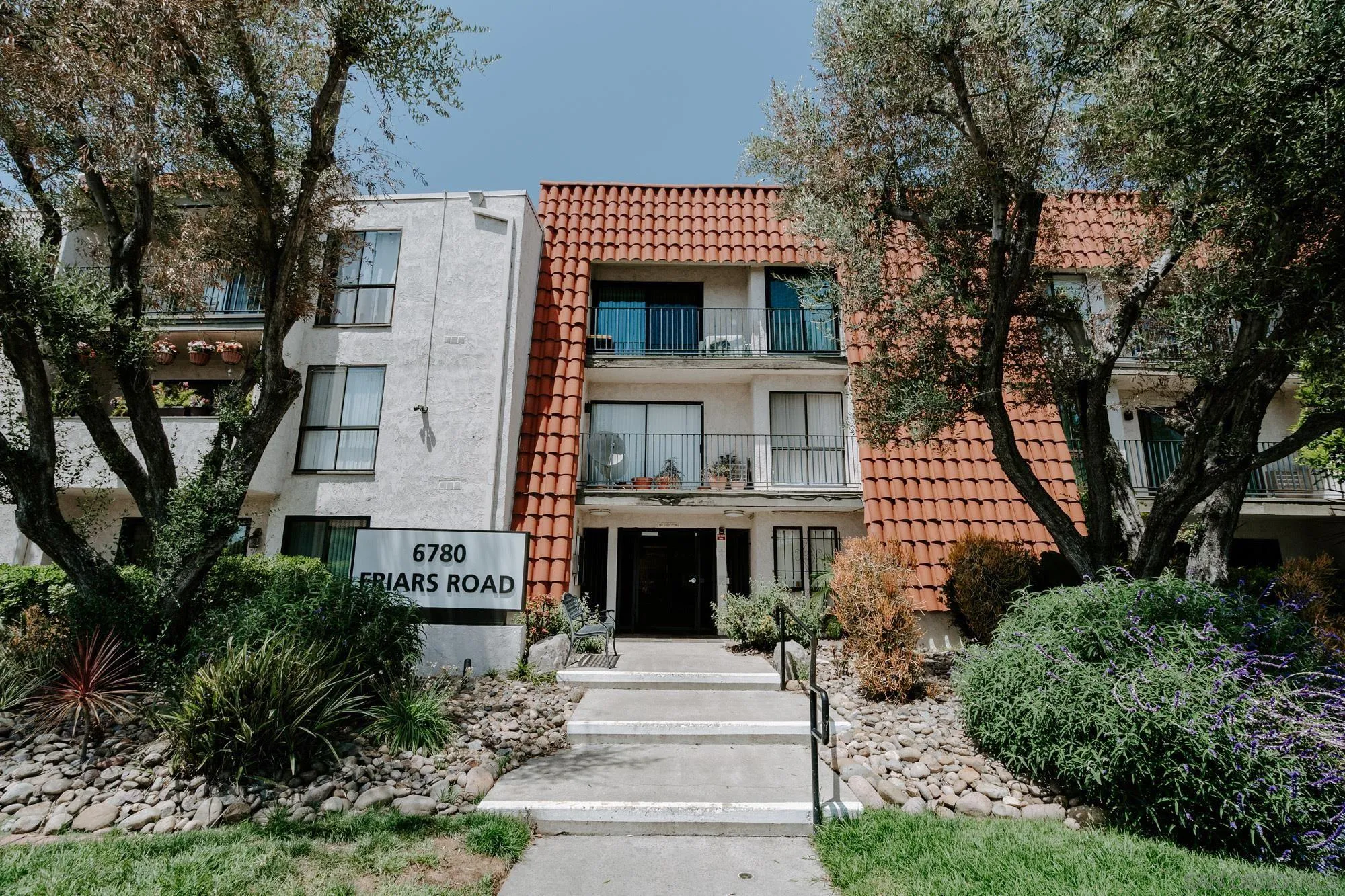 6780 Friars Road, Unit 346 San Diego, CA 92108 - Photo 21 of 29 a front view of a house with a garden