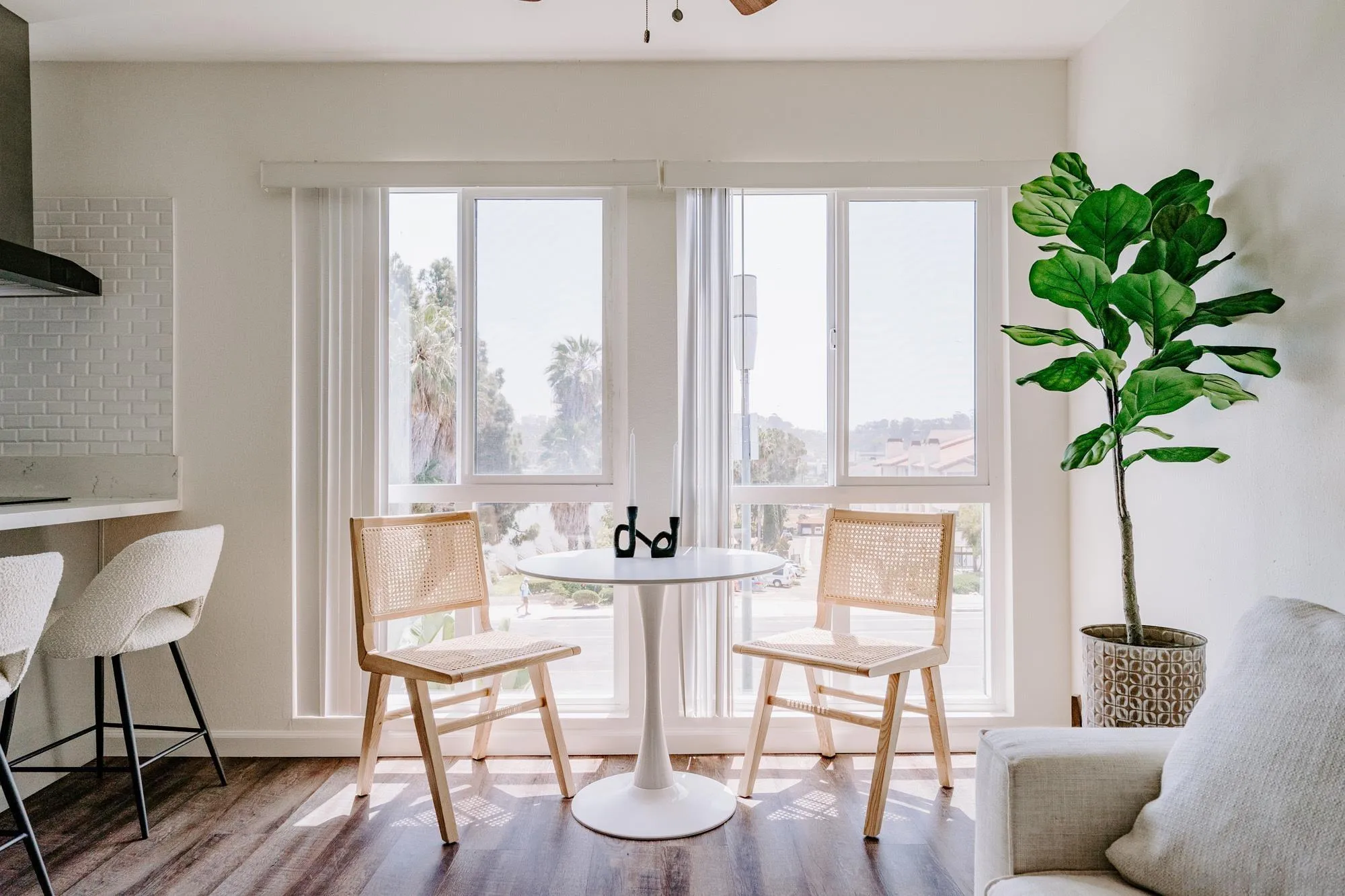 6780 Friars Road, Unit 346 San Diego, CA 92108 - Photo 10 of 29 a living room with furniture and a potted plant