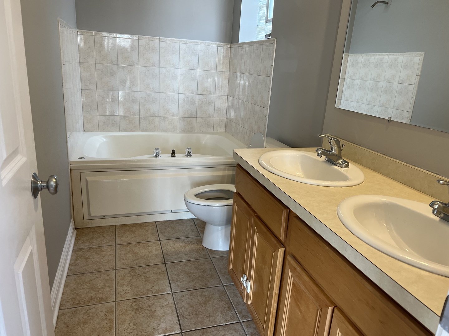 2649 West Rice Street Chicago, IL 60622 - Photo 5 of 14 a bathroom with a sink a toilet and a bathtub