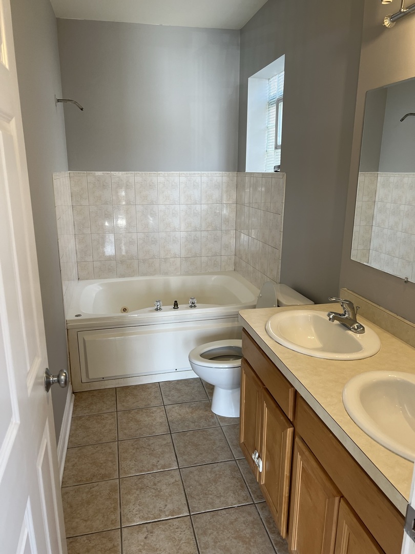 2649 West Rice Street Chicago, IL 60622 - Photo 7 of 14 a bathroom with a sink a toilet and a bathtub