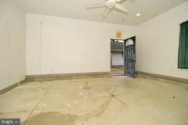 an empty room with a empty space and a ceiling fan