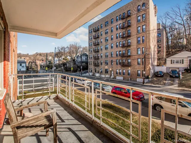 $375,000 | 709 Warburton Avenue, Unit 3B, Yonkers, NY 10701