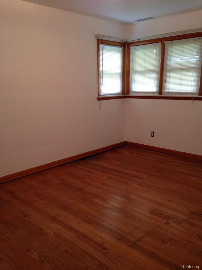 30490 Pennsylvania Road Romulus, MI 48174 - Photo 23 of 45 IMG_2034.jpg
