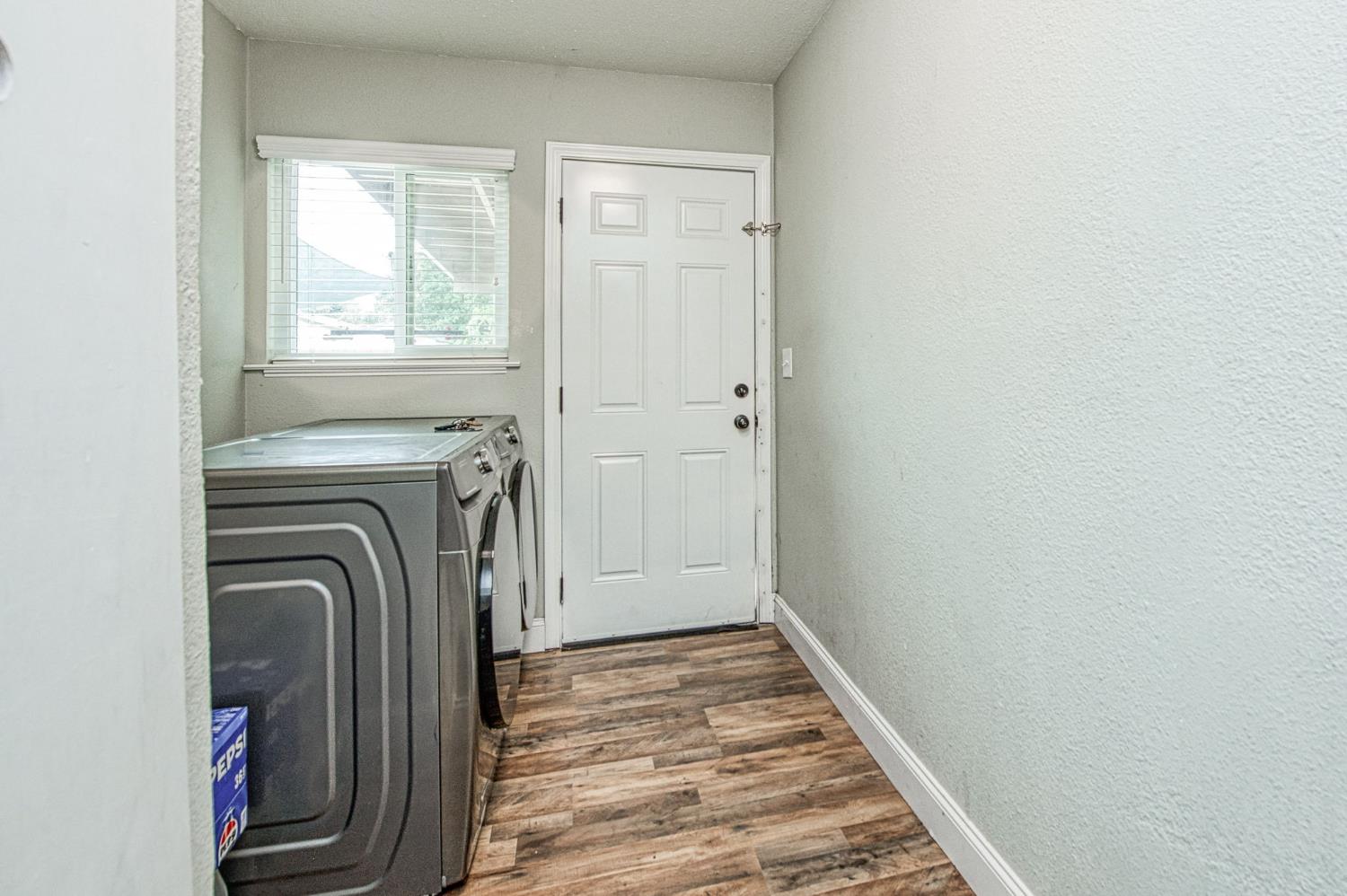 2471 Nebraska Avenue Selma, CA 93662 - Photo 16 of 29 a view of a bedroom with washer and dryer