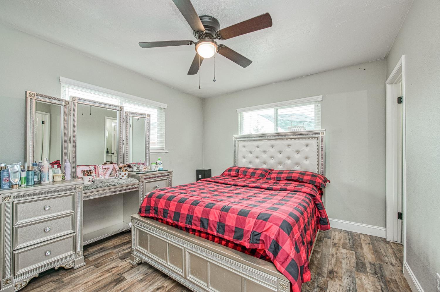 2471 Nebraska Avenue Selma, CA 93662 - Photo 19 of 29 a bedroom with a bed and a dresser