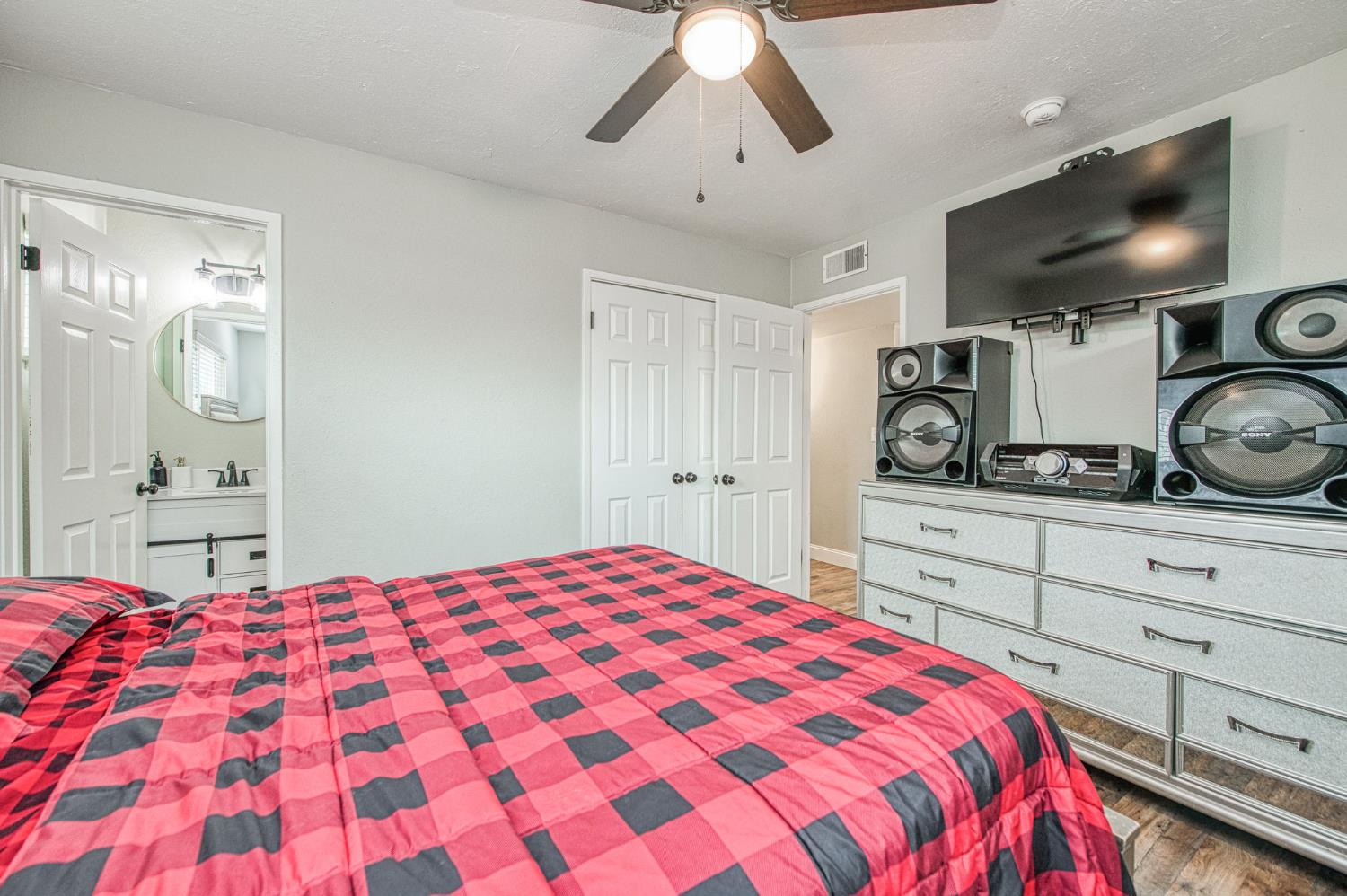 2471 Nebraska Avenue Selma, CA 93662 - Photo 20 of 29 a bedroom with a bed and closet