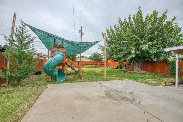 a view of a backyard