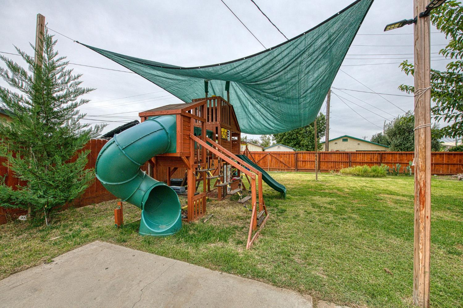 2471 Nebraska Avenue Selma, CA 93662 - Photo 25 of 29 a view of an outdoor sitting area with chairs